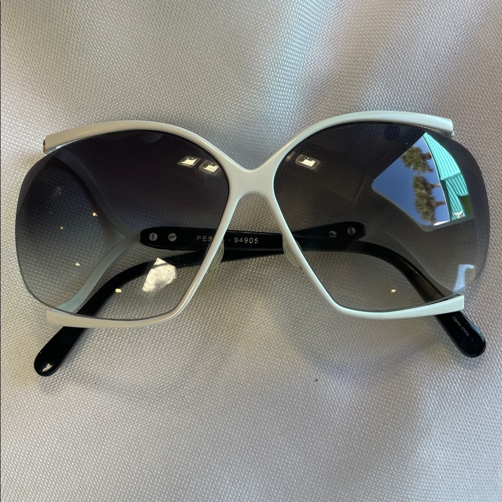 😎Bebe Elegant White Sunglasses with CASE